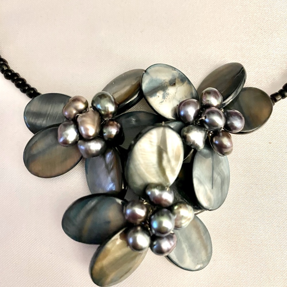 Mother of pearl and Tahitian pearl handmade necklace. Black and blue.